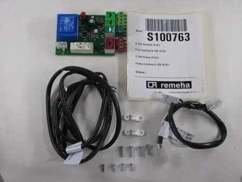 Remeha Interface 0-10 Volt mit Zubehörteilen wie Kabel, Schrauben und Montagehaltern. Auf der Platine befindet sich ein Relais und verschiedene Anschlussmöglichkeiten.